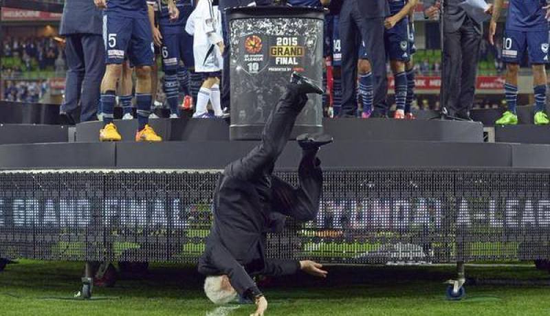 بالفيديو رئيس الاتحاد الأسترالي يسقط بشكل مؤلم عن منصة التتويج