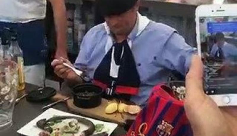 بالفيديو ….مساعد وزير فرنسي يأكل الفئران بسبب “البارصا”