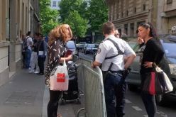 بالفيديو عون امن يعتدي على جزائرية داخل القنصلية الجزائرية بفرنسا