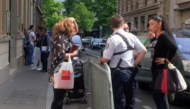 بالفيديو عون امن يعتدي على جزائرية داخل القنصلية الجزائرية بفرنسا