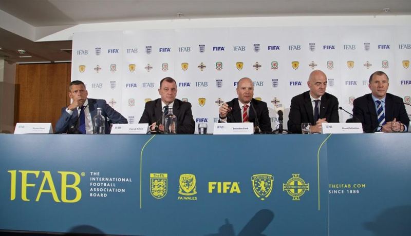 “إيفاب” و”الفيفا” يدرسان اقتراحات تغيير قوانين كرة القدم