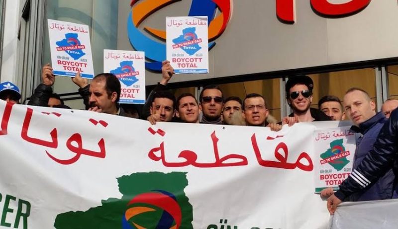 بالفيديو اعتصام رعايا جزائريين امام مقرالشركة الفرنسية” توتال”