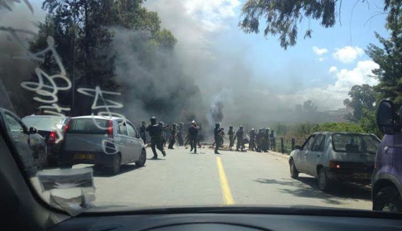 بالصور إشتباكات وغلق الطريق الرابط بين بئر خادم و البليدة