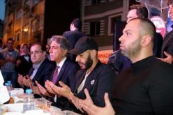 بالفيديو.. بن زيمة يشارك المسلمين إفطار رمضان من شوارع تركيا