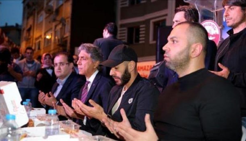 بالفيديو.. بن زيمة يشارك المسلمين إفطار رمضان من شوارع تركيا