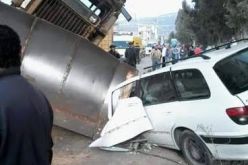 بالصور سقوط جرافة على سيارة بأقبو