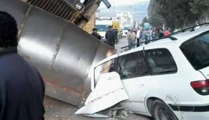 بالصور سقوط جرافة على سيارة بأقبو