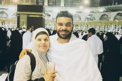 سوداني يؤدي مناسك العمرة رفقة والدته في العشر الأواخر من رمضان