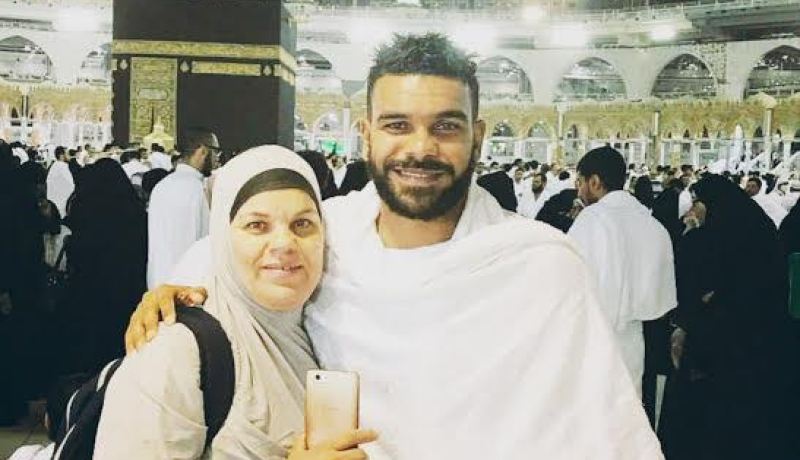 سوداني يؤدي مناسك العمرة رفقة والدته في العشر الأواخر من رمضان