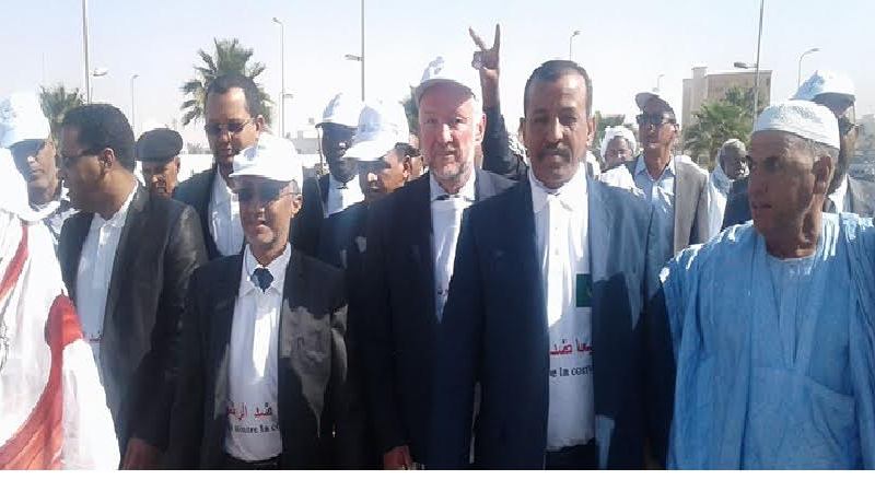 وزراء حكومة موريتانيا يتظاهرون في الشوارع احتجاجا ضد الفساد