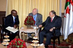 بوتفليقة يستقبل سفير زيمبابوي الجديد بالجزائر