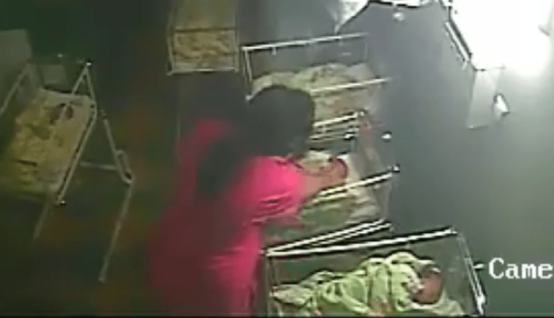 فيديو لحاضنة تضرب رضيع حديث الولادة بأبشع الطرق