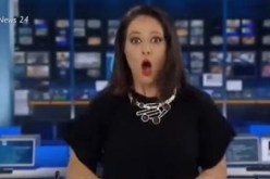 فيديو.. مذيعة تتعرض لموقف محرج على الهواء مباشرة