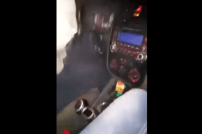 بالفيديو.. سائق متهور يصور لحظة اصطدام سيارته على الطريق السيار