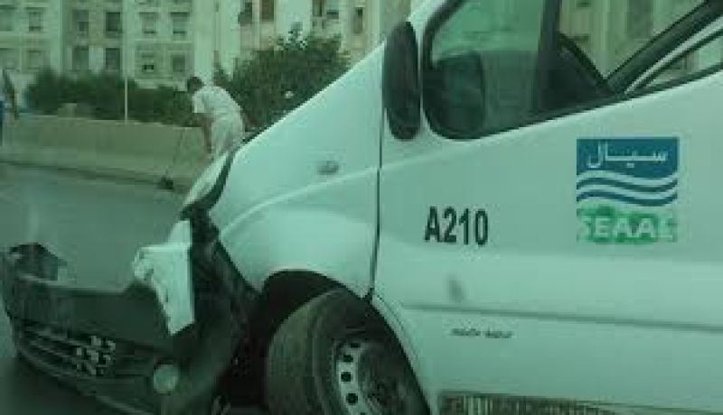 انحراف سيارة سيال لشركة المياه بعد تجنب اصطدامها مع سيارة أخرى