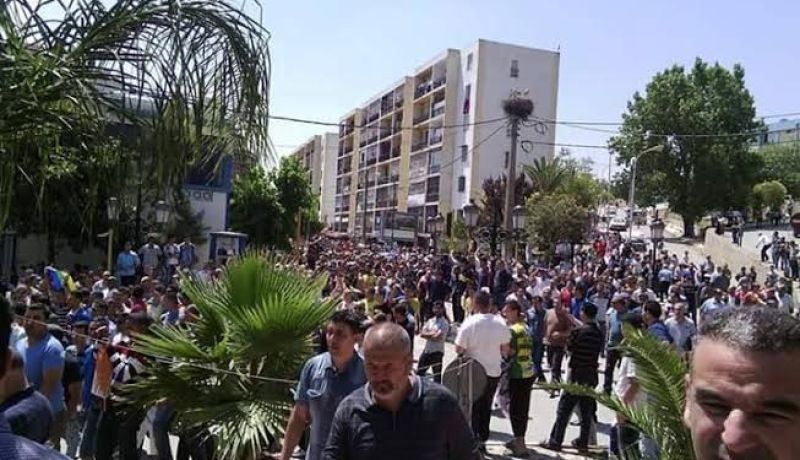 أنصار شبيبة القبائل يطالبون برحيل محند شريف حناشي