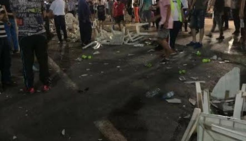 بالفيديو والصور .. حفل غنائي يتحول إلى شجار بالكراسي في ساحة البريد المركزي بالعاصمة