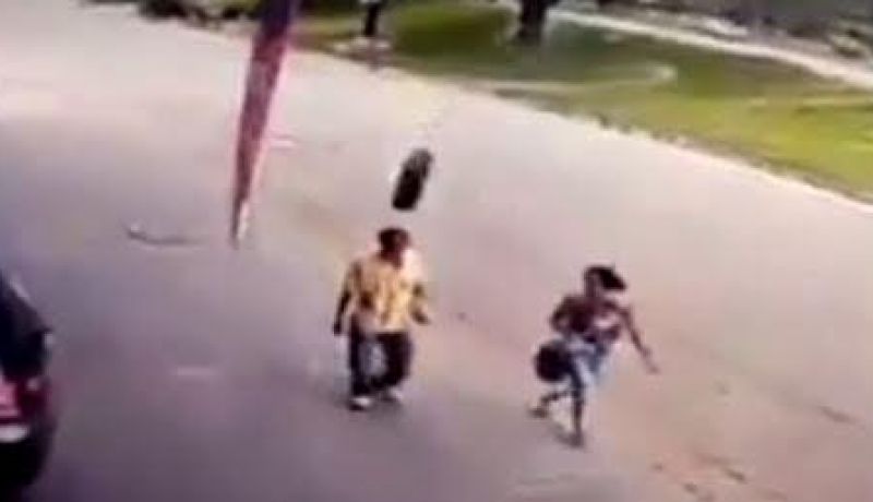 بالفيديو.. عجلة سيارة تتسبب في مقتل شخص