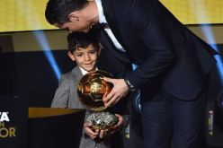 بالصور.. نجل رونالدو يسرق كرتين ذهبيتين لوالده لهذا السبب