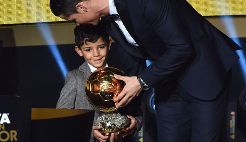 بالصور.. نجل رونالدو يسرق كرتين ذهبيتين لوالده لهذا السبب