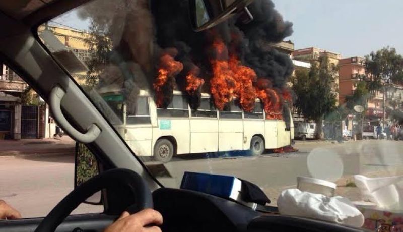 بالصور إحتراق حافلة في درقانة ولاية الجزائر