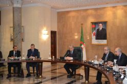 سلال يجتمع مع وفد من الجالية الوطنية لمناقشة انشغالاتهم في الخارج