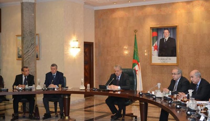 سلال يجتمع مع وفد من الجالية الوطنية لمناقشة انشغالاتهم في الخارج