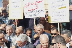 مناضلو الأفلان من عدة ولايات ينظمون وقفة احتجاجية ضد سعداني تضامنا مع بلخادم في آفلو
