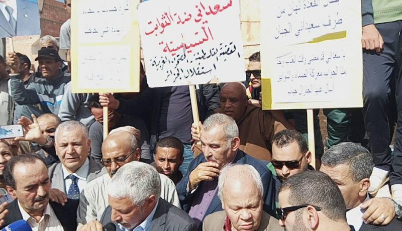 مناضلو الأفلان من عدة ولايات ينظمون وقفة احتجاجية ضد سعداني تضامنا مع بلخادم في آفلو