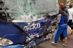 بالصور حادث سير مروع لحافلة تتسبب في تحطيم العديد من السيارات في بودواو