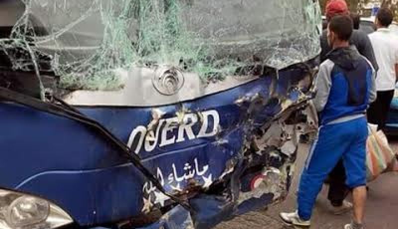 بالصور حادث سير مروع لحافلة تتسبب في تحطيم العديد من السيارات في بودواو