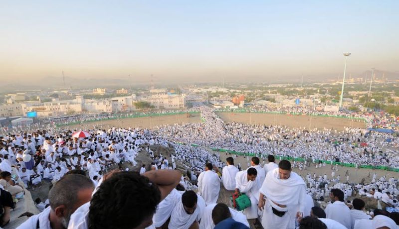 الحجاج يؤدون صلاتي الظهر والعصر جمعا وقصرا بعد الوقوف بعرفة