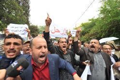 بالفيديو وقفة احتجاجية لخصوم عمار سعداني أمام مقر الأفلان