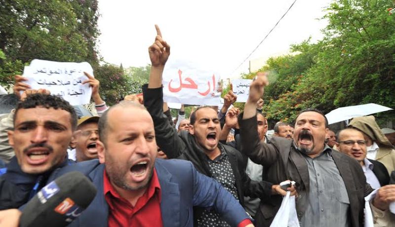 بالفيديو وقفة احتجاجية لخصوم عمار سعداني أمام مقر الأفلان