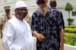 بالصور الرهينة الايرلندي رفقة الرئيس المالي