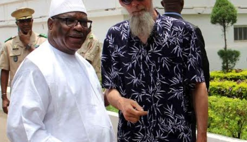 بالصور الرهينة الايرلندي رفقة الرئيس المالي