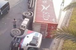 بالصور إنقلاب شاحنة كبيرة في الدار البيضاء