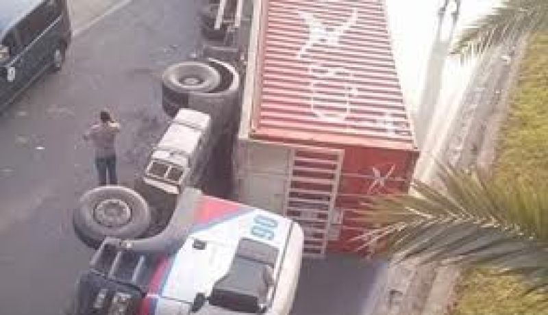 بالصور إنقلاب شاحنة كبيرة في الدار البيضاء