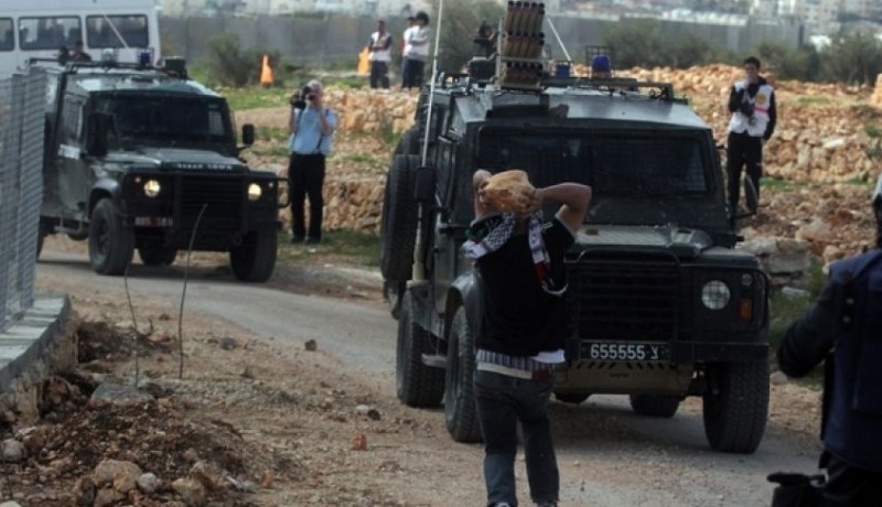 إصابة 4 اشخاص واعتقال فلسطينيين غرب رام الله وجنوب الخليل
