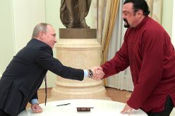 ستيفن سيغال للتقارب الدبلوماسي الروسي الأمريكي