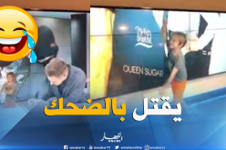 شاهد إبن مذيعة يقتحم نشرة الأخبار ويرقص رقصات رائعة