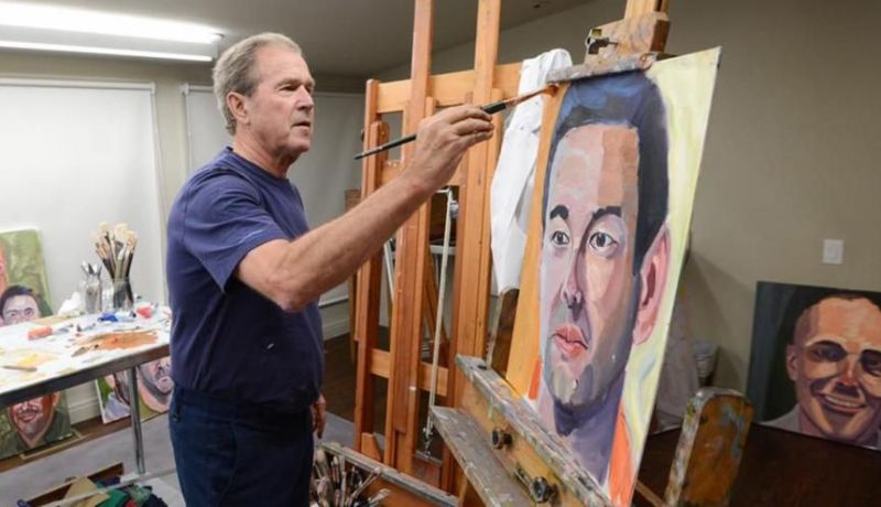 جورج بوش الابن يؤيد المهاجرين في كتابه ويرسم صورهم بيده