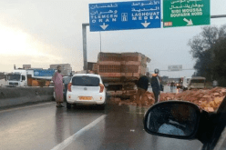 بالصور حادث مرور خطير يوقف حركة المرور بالطريق السريع في البليدة