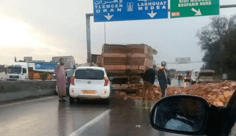 بالصور حادث مرور خطير يوقف حركة المرور بالطريق السريع في البليدة