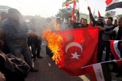 عراقيون يحرقون علم تركيا احتجاجا على توغل قواتها في بلادهم