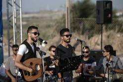 فرقة موسيقية في غزة تقيم حفلا أمام بيت حانون احتجاجاعلى رفض إسرائيل لسفرها