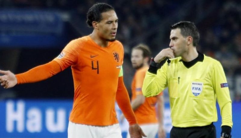 بالفيديو.. حكم مباراة “هولندا- ألمانيا” ينهار بالبكاء !!