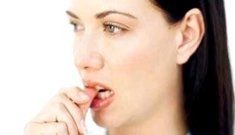 طبيبة تستغيث.. “أقسم والدي ألا أعمل رغم شهادتي العليا”