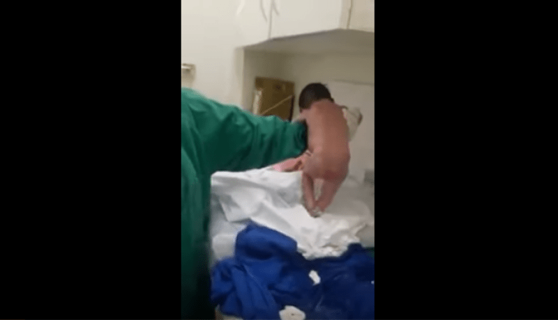 بالفيديو.. معجزة رضيعة تمشي على قدميها لحظات قليلة بعد ولادتها