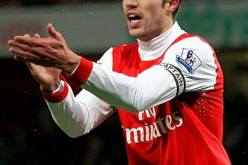 ارسنال يغري فان بيرسي ماديا لإقناعه بالبقاء